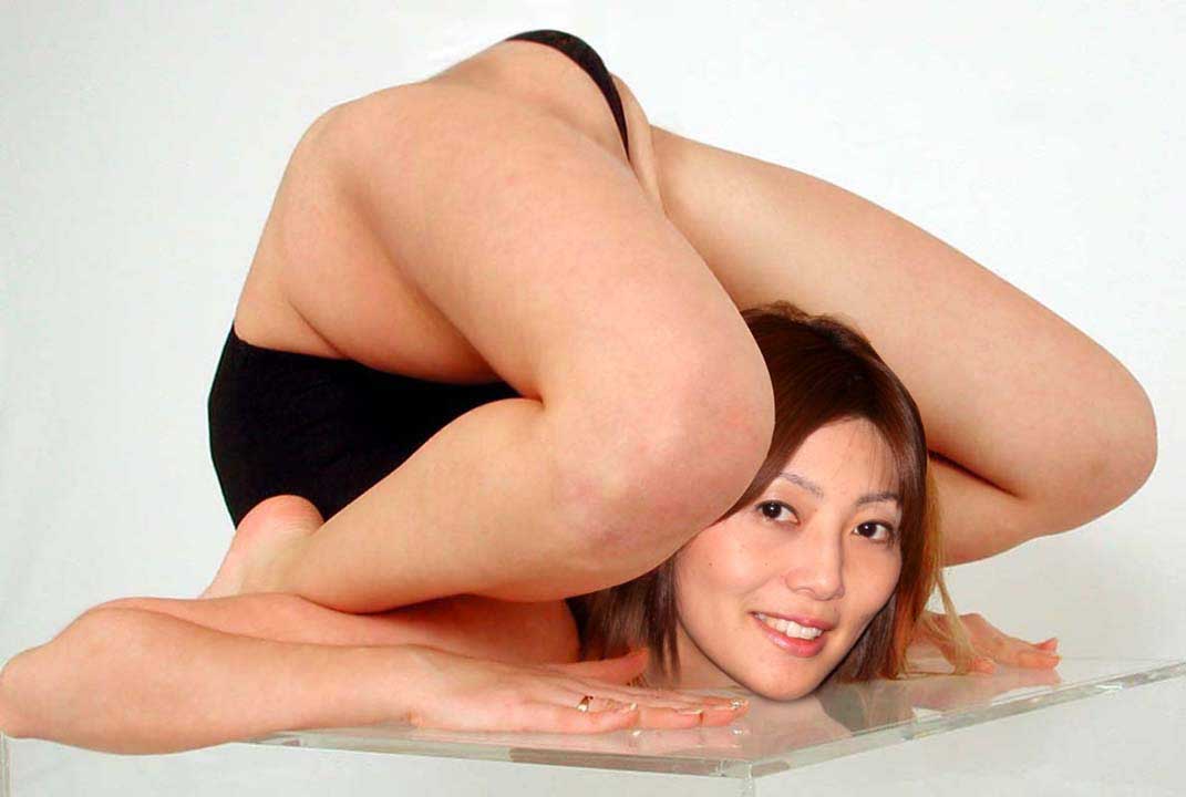 【軟体エロ画像】股間の見せ方がアウト寸前ｗ軟らか女体の強烈ポージングｗｗｗ 19